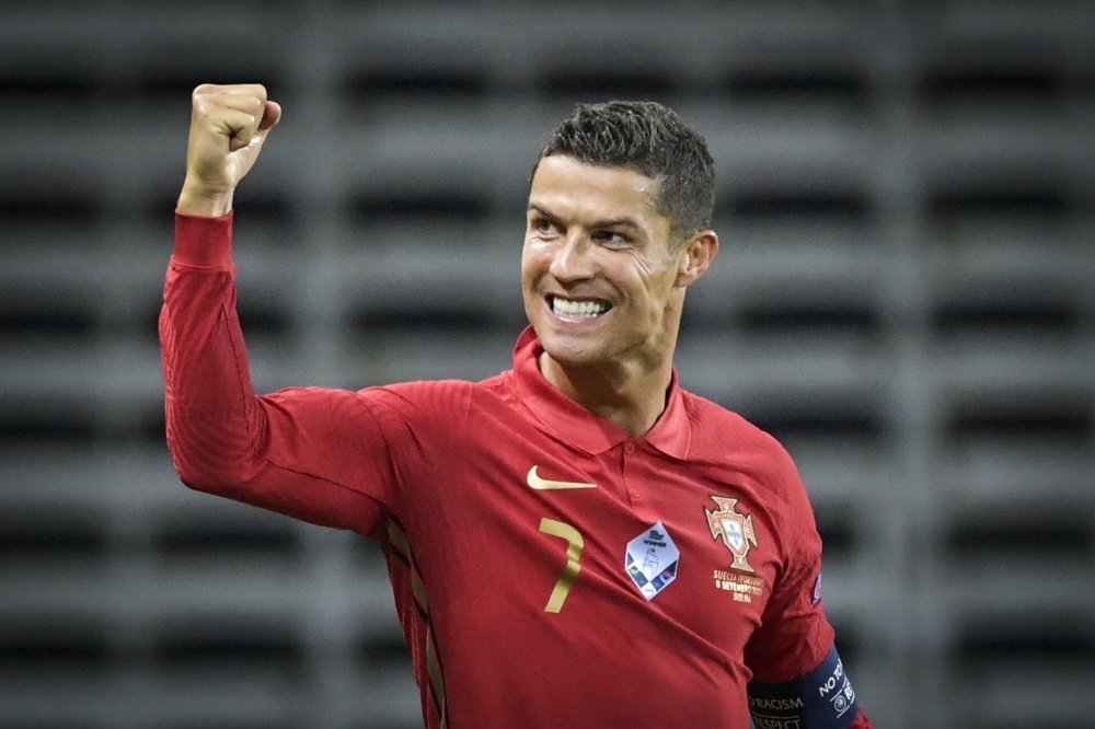 Ronaldo bị CĐV quá khích &quot;tấn công&quot; khi ăn mừng bàn thắng - Ảnh 6.