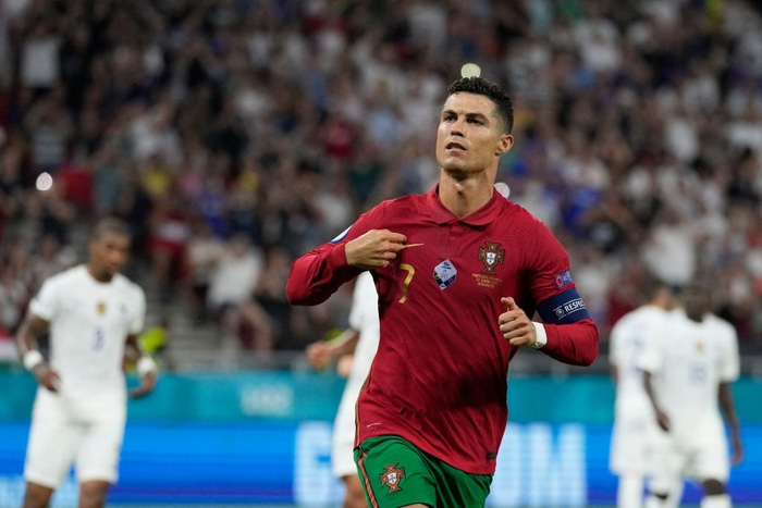 Ronaldo bị CĐV quá khích &quot;tấn công&quot; khi ăn mừng bàn thắng - Ảnh 2.