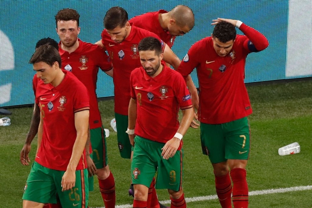 Ronaldo bị CĐV quá khích &quot;tấn công&quot; khi ăn mừng bàn thắng - Ảnh 4.