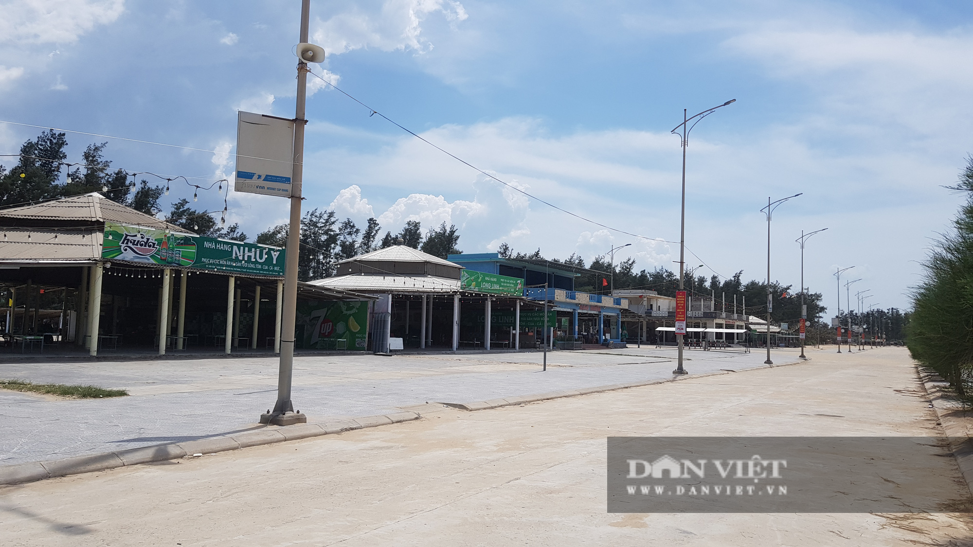 TT-Huế: Huyện Phú Vang buộc tạm ngừng kinh doanh quán ăn tại bãi biển có đúng quy định?  - Ảnh 1.