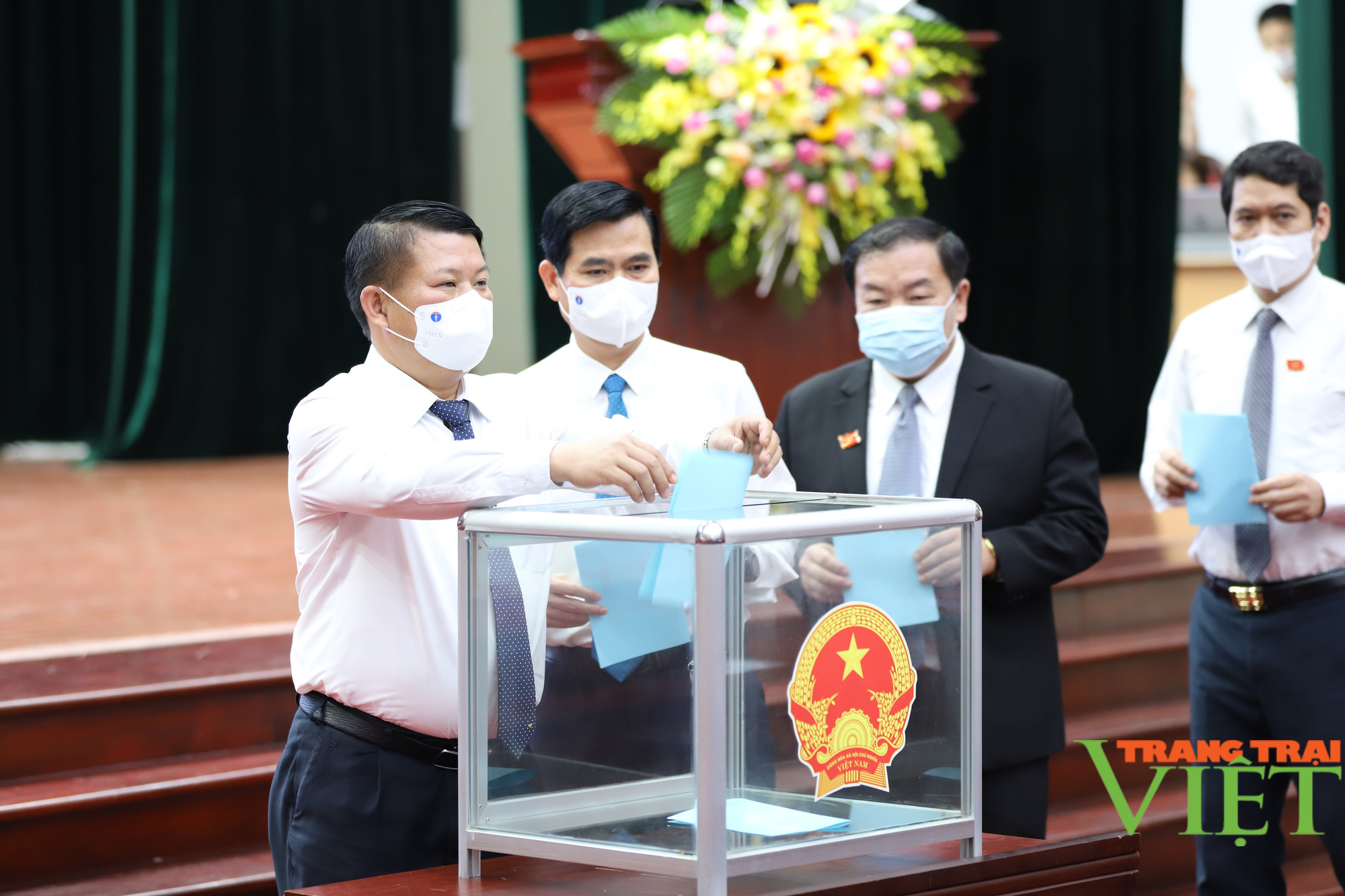 Chủ tịch HĐND và UBND tỉnh Sơn La tái đắc cử nhiệm kỳ 2021 - 2026 - Ảnh 1.