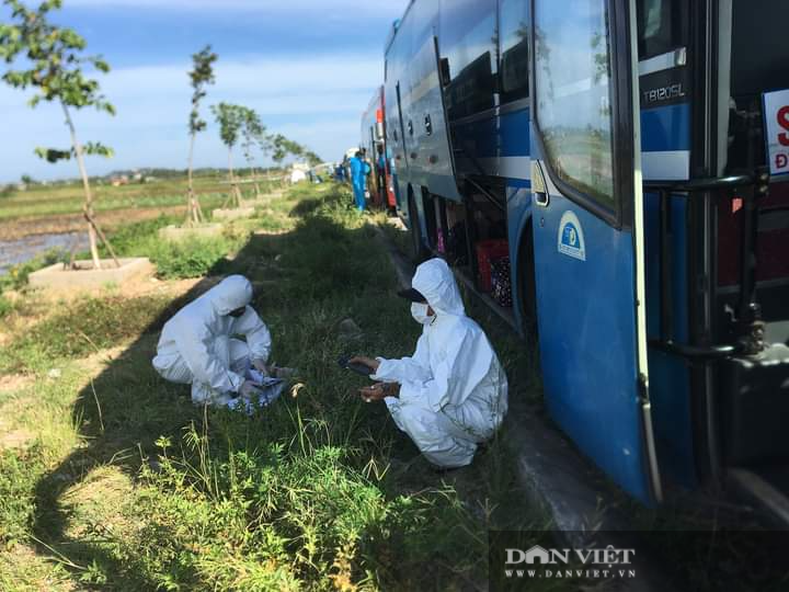 Nghệ An: Căng &quot;đét&quot; khi đón hơn 900 công nhân ở Bắc Giang về quê nhà   - Ảnh 3.