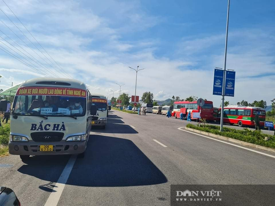 Nghệ An: Căng &quot;đét&quot; khi đón hơn 900 công nhân ở Bắc Giang về quê nhà   - Ảnh 5.