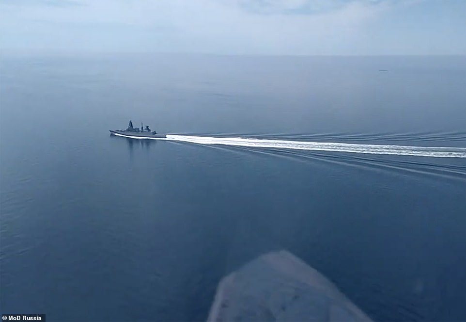Nga tuyên bố sẽ thả bom vào tàu chiến của Anh nếu còn vượt biên một lần nữa - Ảnh 2.