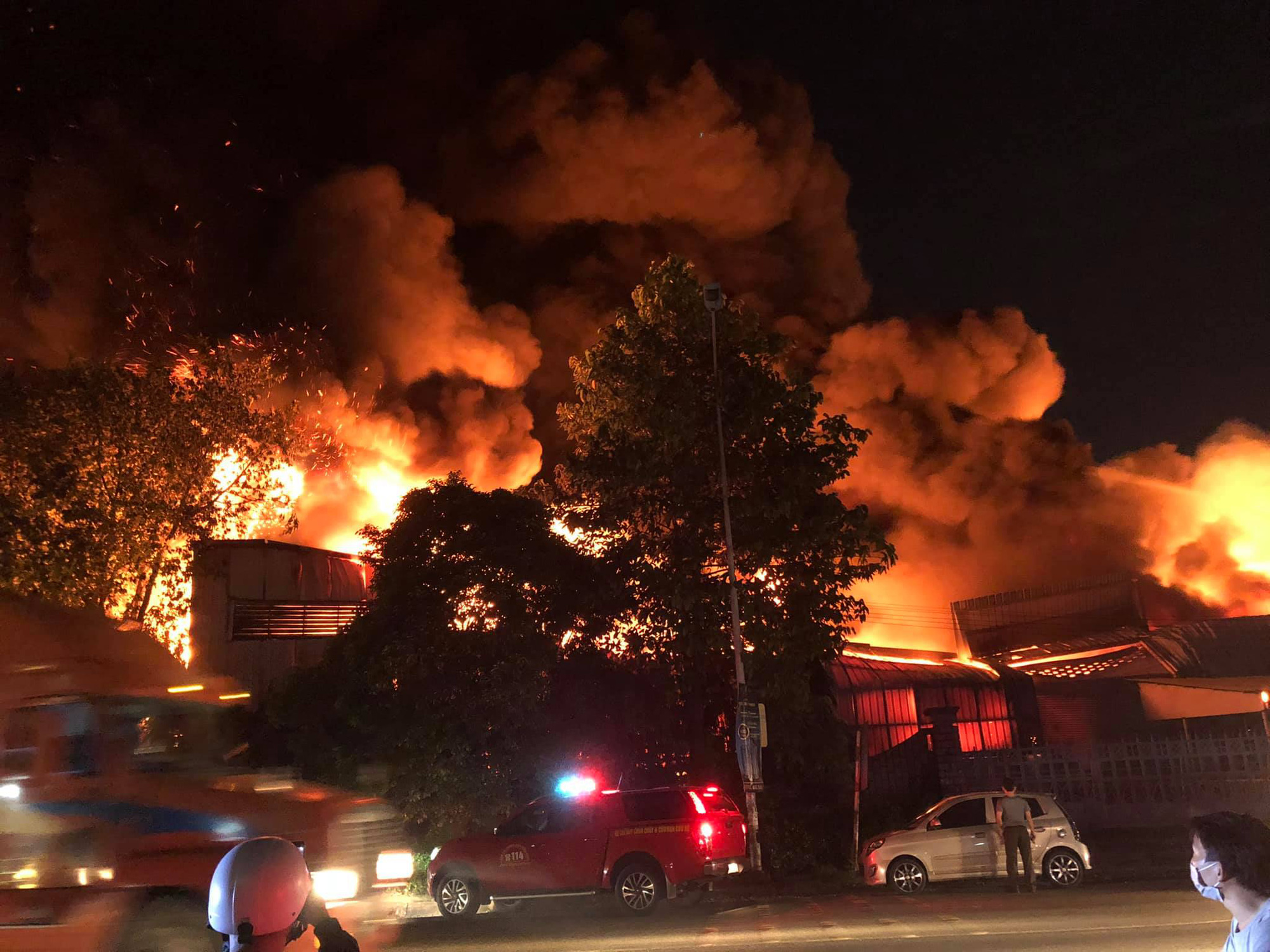 Video: Cháy dữ dội lúc nửa đêm, Khu công nghiệp Sóng Thần chìm trong biển lửa - Ảnh 2.