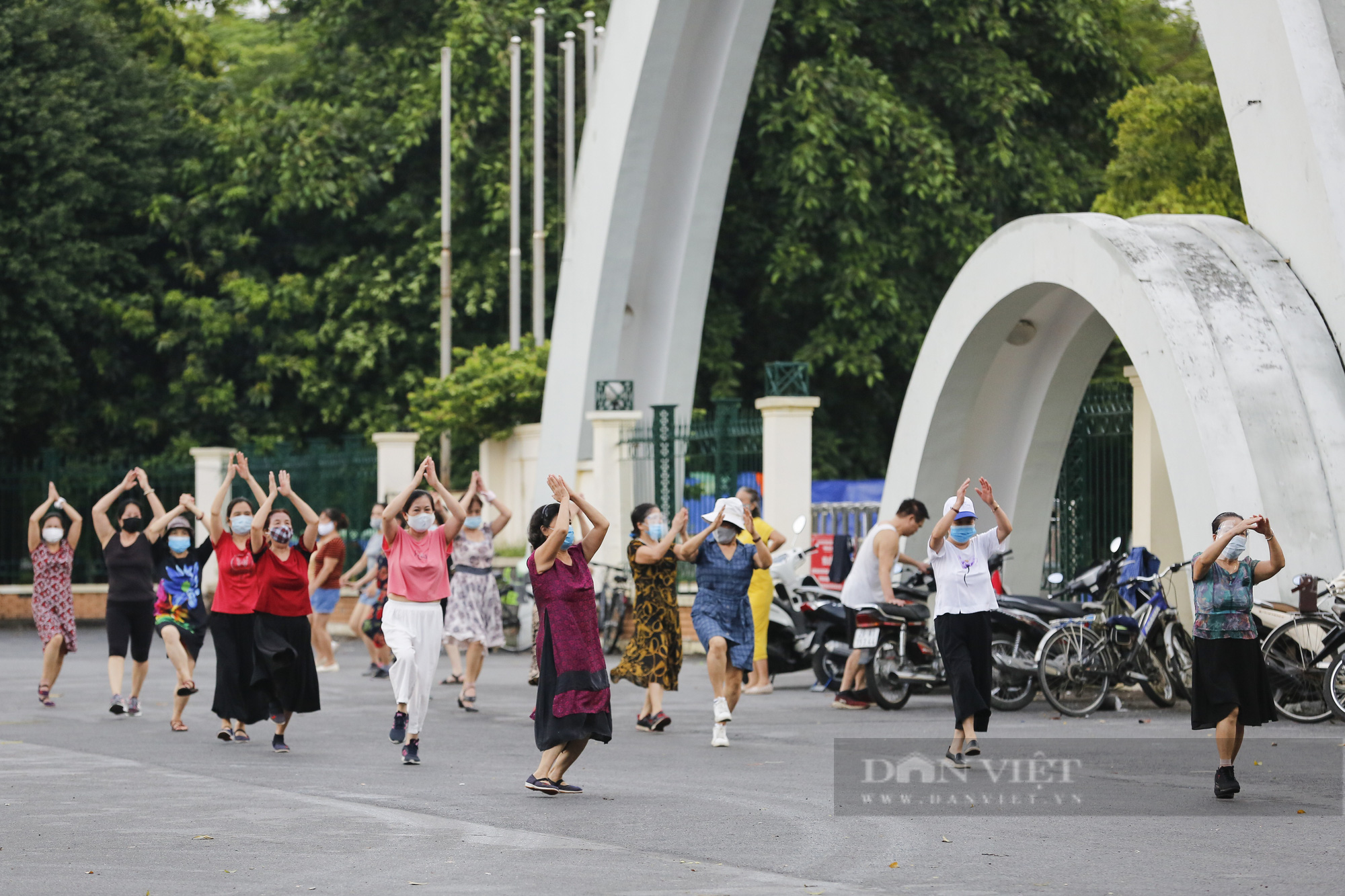 Hà Nội: Cảnh báo chủ quan trước dịch Covid-19 trong ngày đầu cho phép tập thể dục ngoài trời  - Ảnh 4.