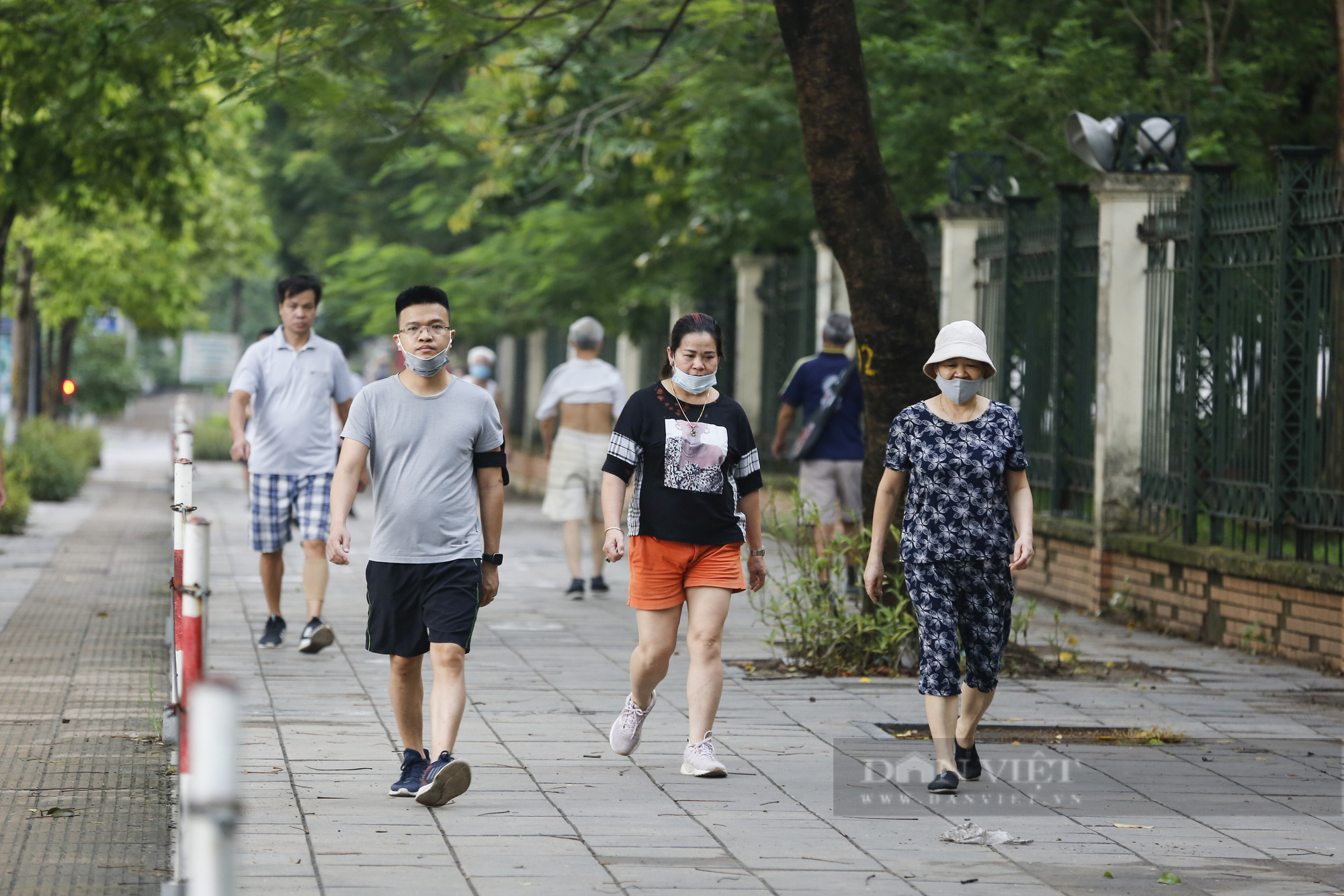 Hà Nội: Cảnh báo chủ quan trước dịch Covid-19 trong ngày đầu cho phép tập thể dục ngoài trời  - Ảnh 5.