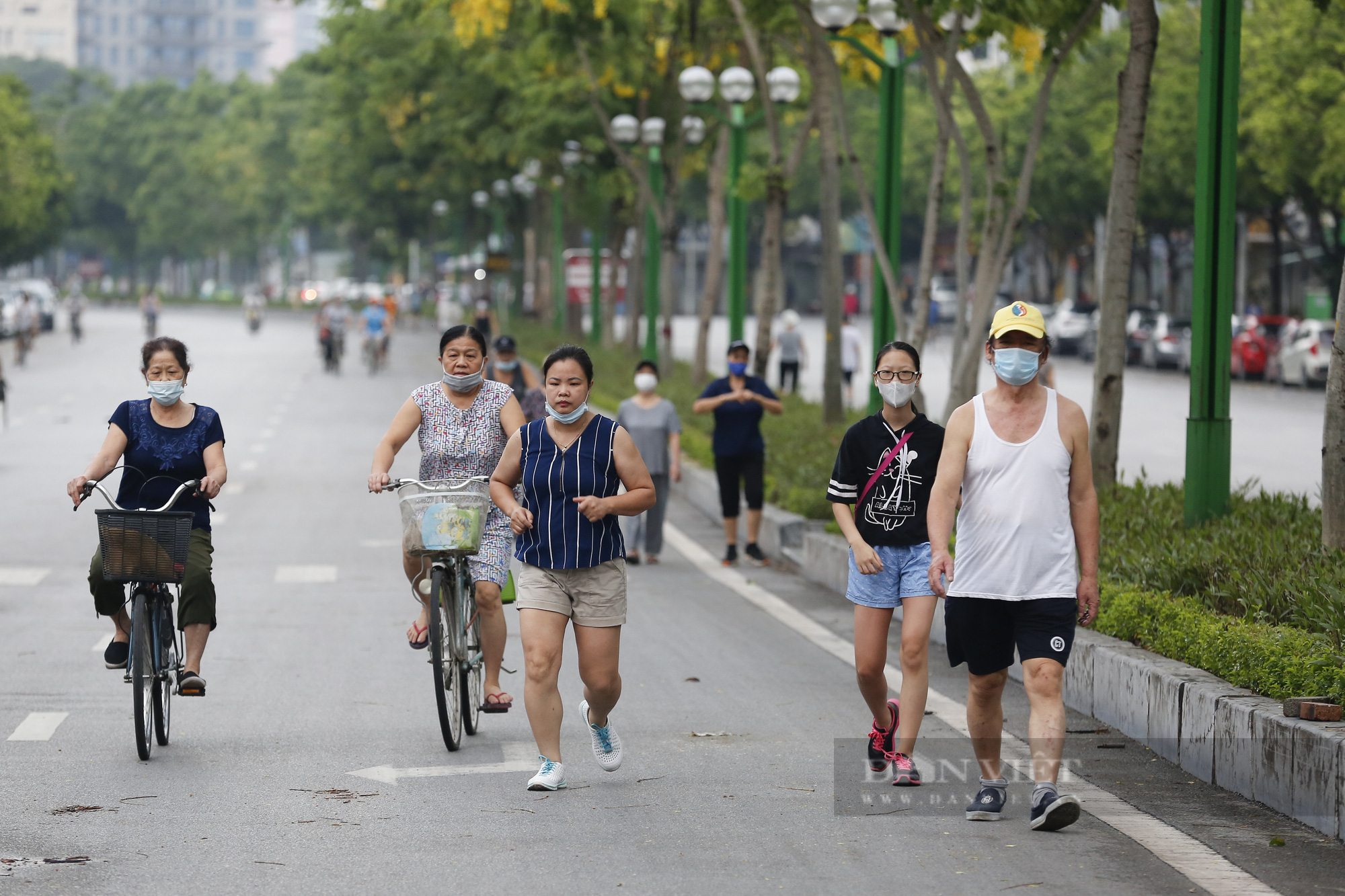 Hà Nội: Cảnh báo chủ quan trước dịch Covid-19 trong ngày đầu cho phép tập thể dục ngoài trời  - Ảnh 9.