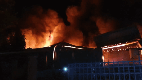 Video: Cháy dữ dội lúc nửa đêm, Khu công nghiệp Sóng Thần chìm trong biển lửa - Ảnh 4.