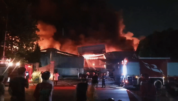 Video: Cháy dữ dội lúc nửa đêm, Khu công nghiệp Sóng Thần chìm trong biển lửa - Ảnh 3.