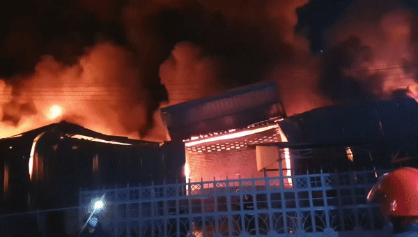 Video: Cháy dữ dội lúc nửa đêm, Khu công nghiệp Sóng Thần chìm trong biển lửa - Ảnh 5.