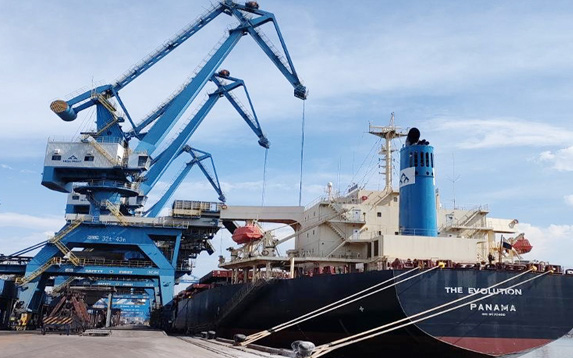 Tàu biển “khủng” của tỷ phú thép Hoà Phát chở chuyến than đầu tiên từ Úc về Dung Quất