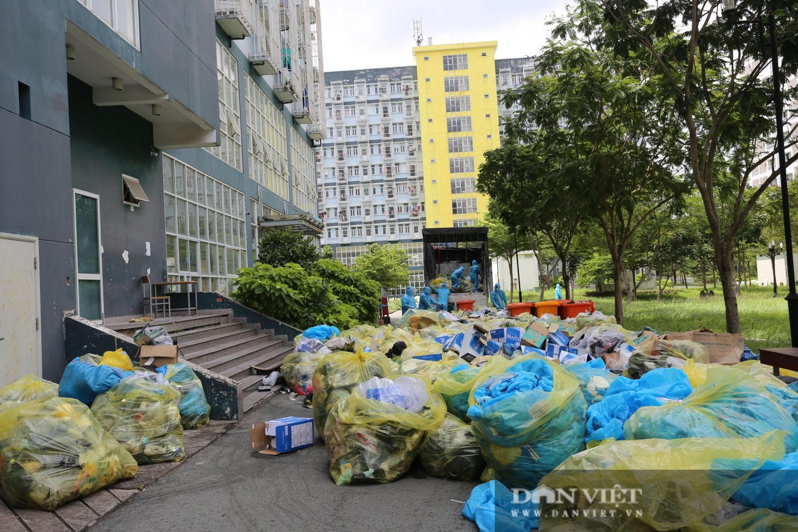 Công ty TNHH Môi trường – Đô thị TP.HCM: Công nhân “căng” mình nơi tuyến đầu chống dịch - Ảnh 4.