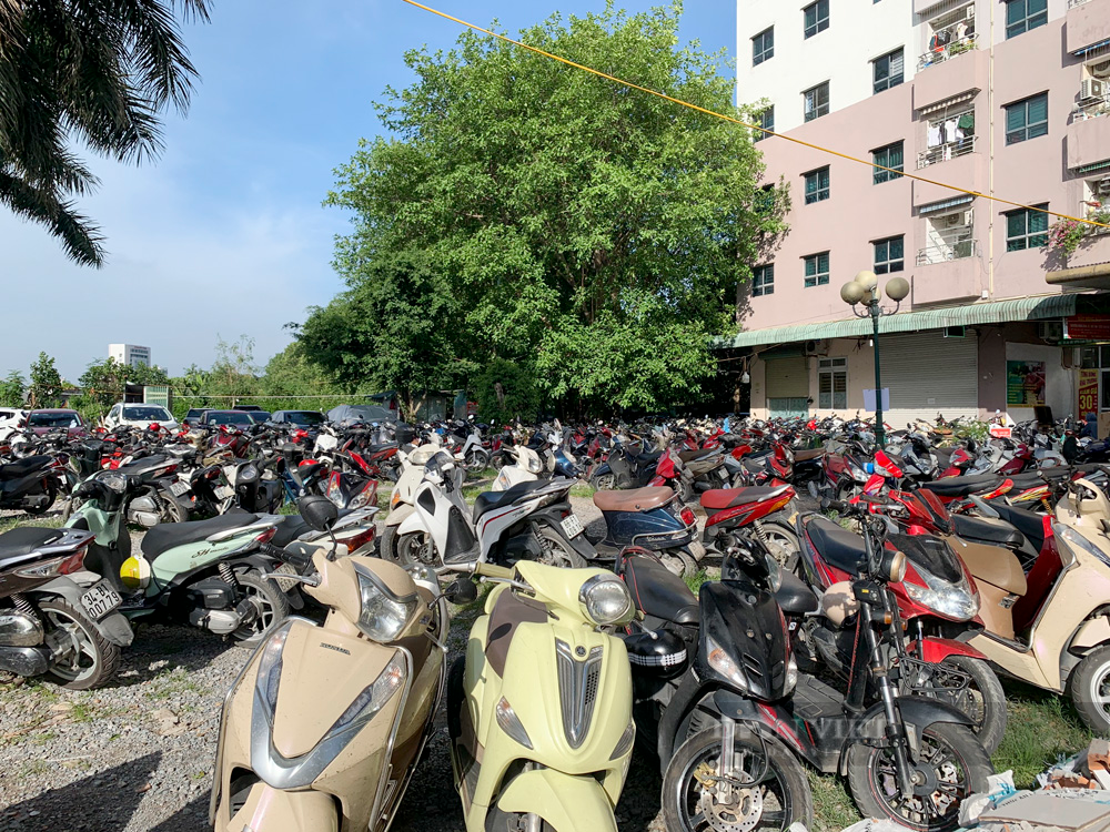 Quận Hoàng Mai: Nhiều bãi đỗ xe trái phép ngang nhiên hoạt động ở Linh Đàm - Ảnh 6.