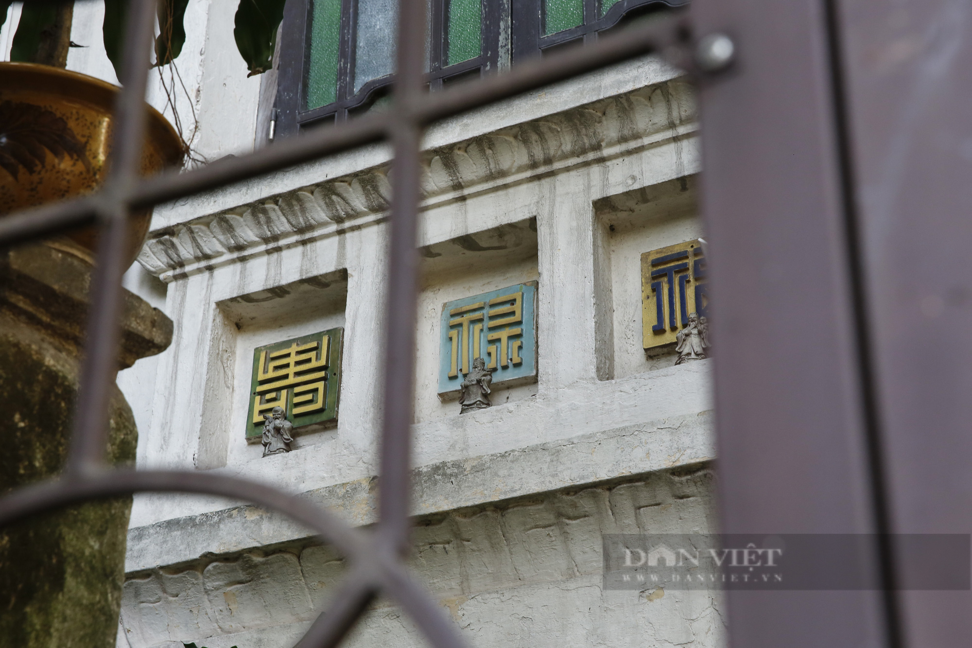 Xót xa nhìn biệt thự 100 tuổi đẹp nức tiếng ở Hà Nội bị xâm lấn nghiêm trọng  - Ảnh 5.