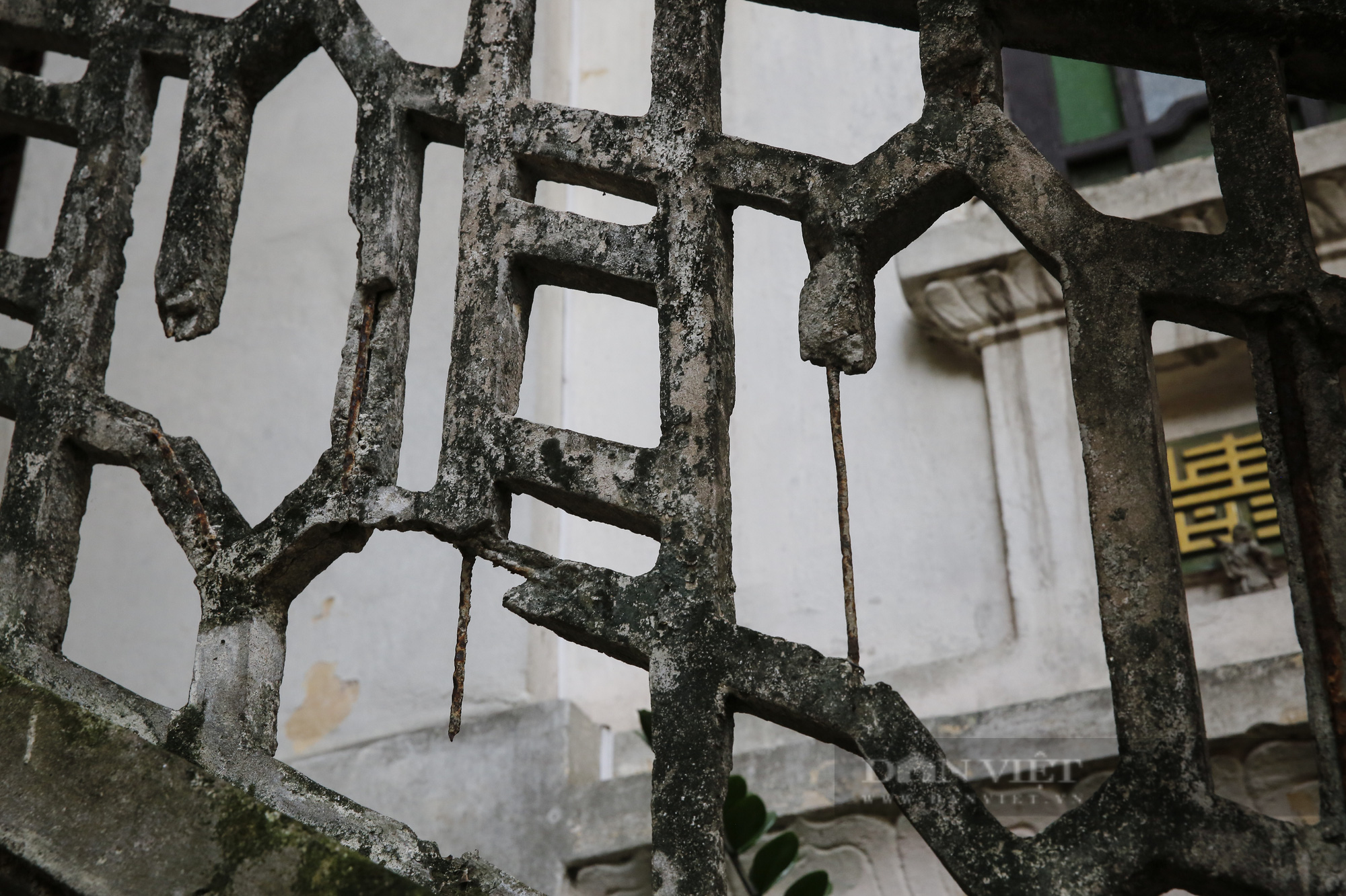Xót xa nhìn biệt thự 100 tuổi đẹp nức tiếng ở Hà Nội bị xâm lấn nghiêm trọng  - Ảnh 8.