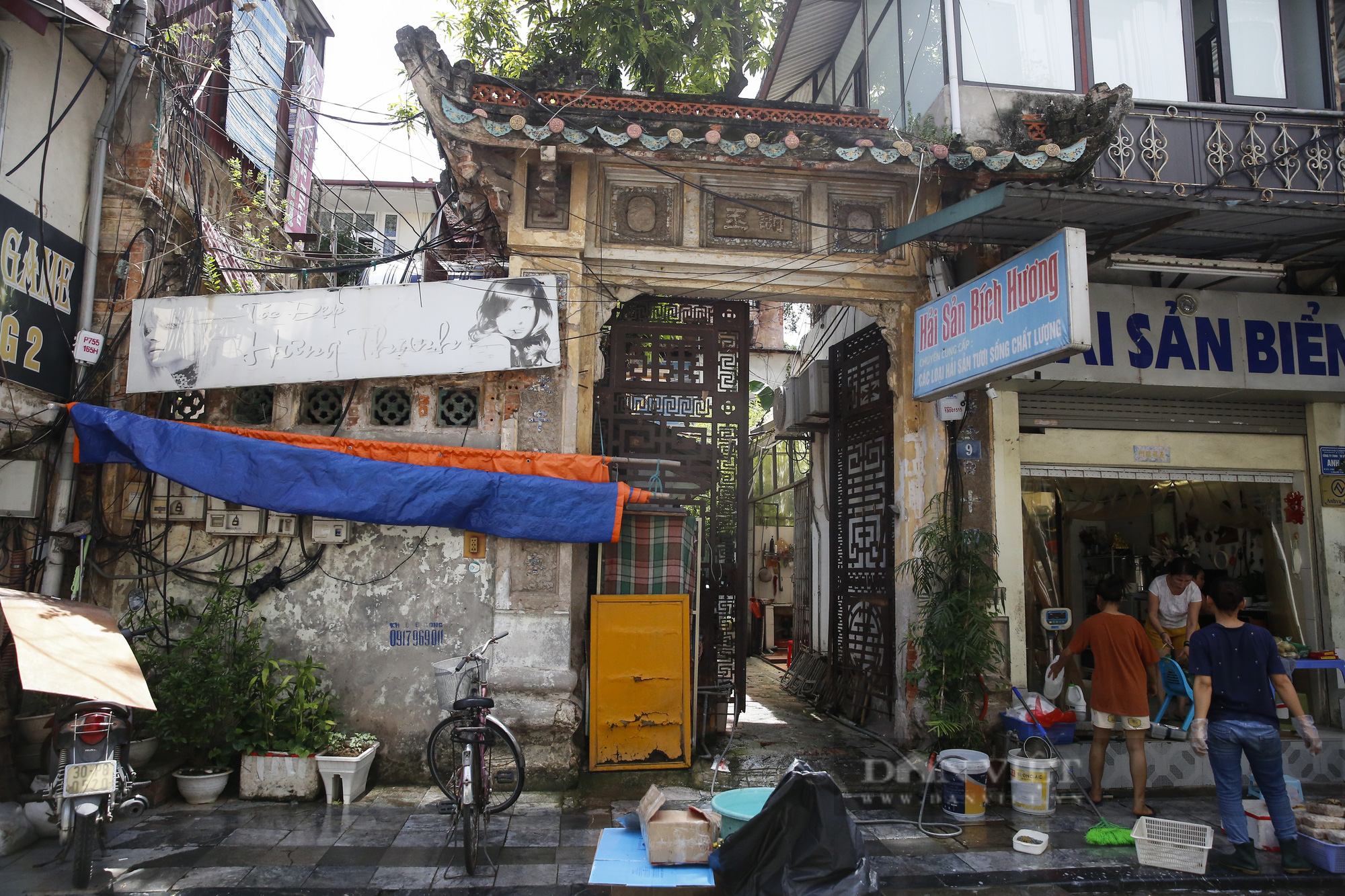 Xót xa nhìn biệt thự 100 tuổi đẹp nức tiếng ở Hà Nội bị xâm lấn nghiêm trọng  - Ảnh 12.