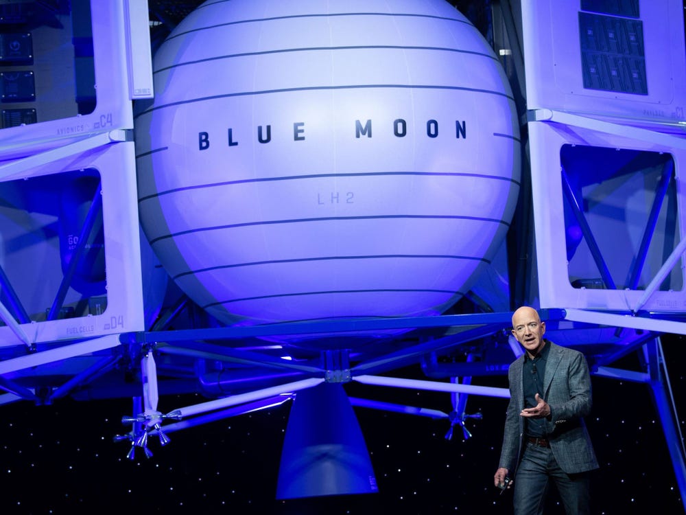 Jeff Bezos sắp có chuyến du lịch vũ trụ triệu đô, nhưng các tỷ phú công nghệ khác cũng chơi ngông không kém - Ảnh 1.