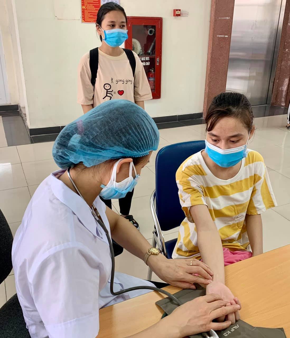 Hải Dương: Tiêm vaccine phòng Covid-19 cho 1000 sinh viên đi hỗ trợ TP Hồ Chí Minh chống dịch - Ảnh 1.