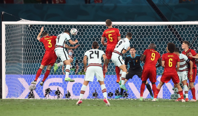 Ảnh: Bỉ biến Bồ Đào Nha thành cựu vương, Ronaldo bực tức ném bay chiếc băng đội trưởng - Ảnh 1.