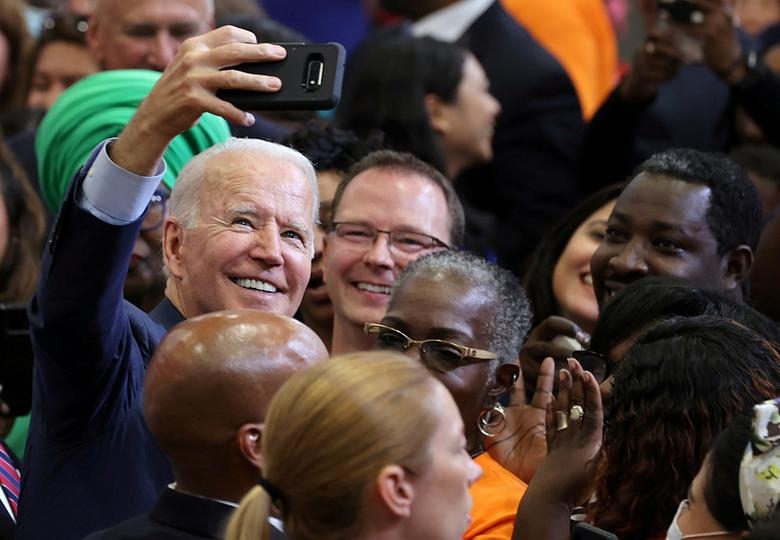 Ảnh thế giới 7 ngày qua: Từ bức ảnh ông Biden selfie với người dân tới bạo động, chiến tranh ở Afghanistan, Yemen - Ảnh 2.