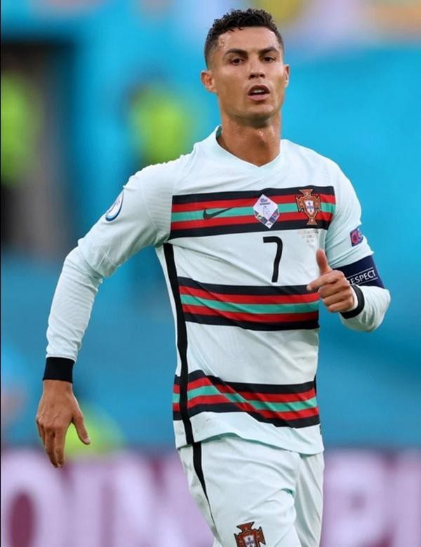 Đổi Áo Lấy May, Ronaldo Vẫn “Bất Lực” Khiến Bồ Đào Nha Bị Loại