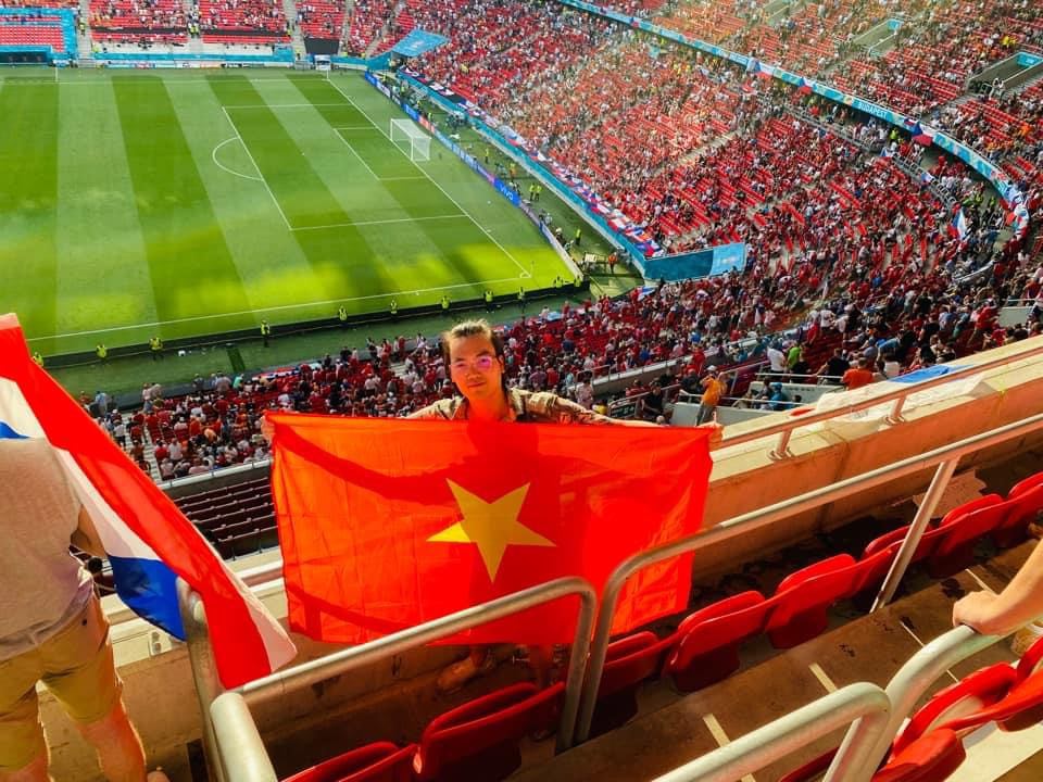Tôi, tình yêu bóng đá và quốc kỳ Việt Nam tung bay ở Puskas Arena - Ảnh 3.
