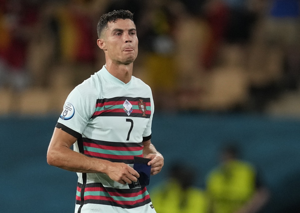 Ảnh: Bỉ biến Bồ Đào Nha thành cựu vương, Ronaldo bực tức ném bay chiếc băng đội trưởng - Ảnh 12.