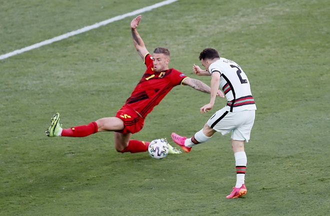 Ảnh: Bỉ biến Bồ Đào Nha thành cựu vương, Ronaldo bực tức ném bay chiếc băng đội trưởng - Ảnh 2.