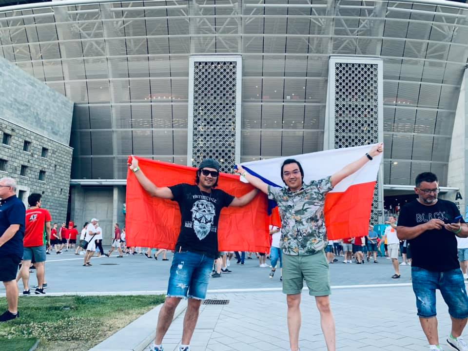 Tôi, tình yêu bóng đá và quốc kỳ Việt Nam tung bay ở Puskas Arena - Ảnh 1.