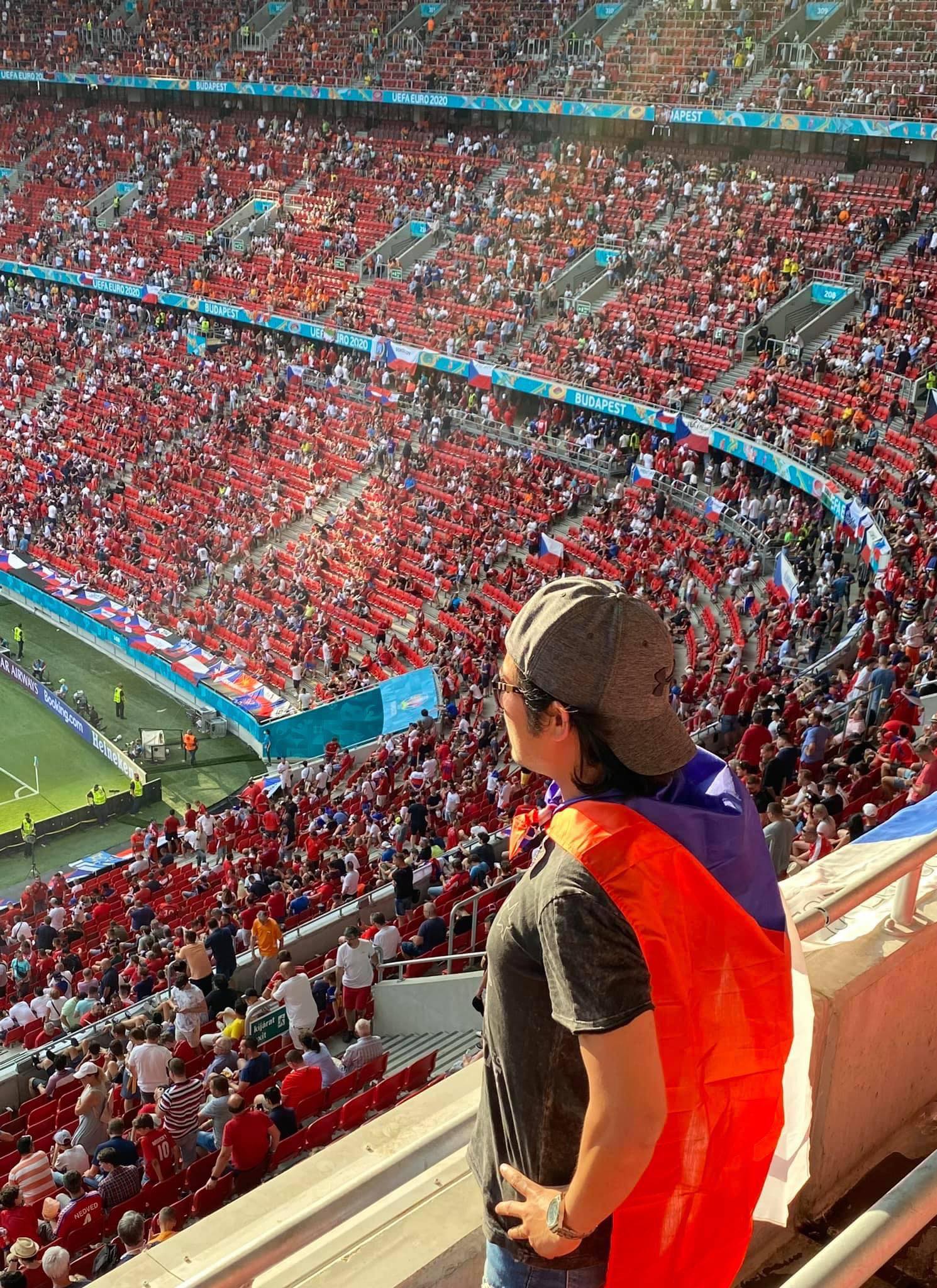 Quốc kỳ Việt Nam tại Puskas Arena chứa đựng toàn bộ tinh thần yêu nước và lòng tự hào của người Việt. Cùng đến với hình ảnh quốc kỳ Việt Nam tại Puskas Arena để cảm nhận sức mạnh của cờ đỏ sao vàng và niềm kiêu hãnh của người dân Việt Nam trên sân khấu lớn nhất châu Âu.