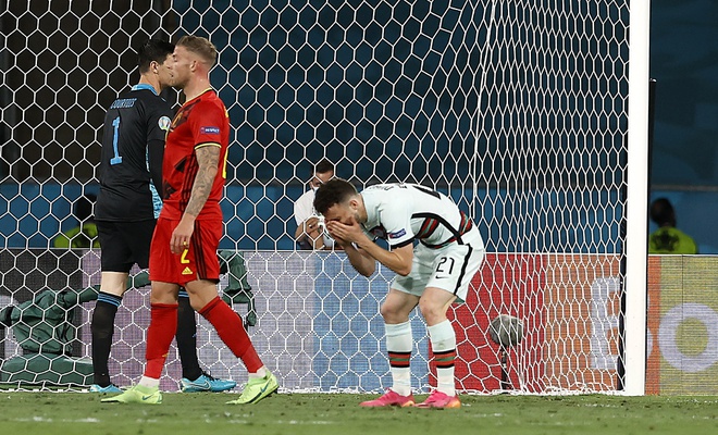 Ảnh: Bỉ biến Bồ Đào Nha thành cựu vương, Ronaldo bực tức ném bay chiếc băng đội trưởng - Ảnh 7.