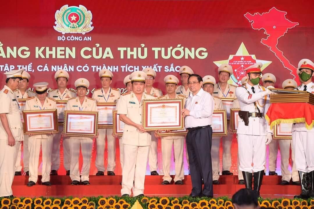 Công an An Giang được Bộ Công an khen thưởng chiến tích phá chuyên án đánh bạc &quot;khủng&quot; lên đến hàng trăm tỷ đồng - Ảnh 1.