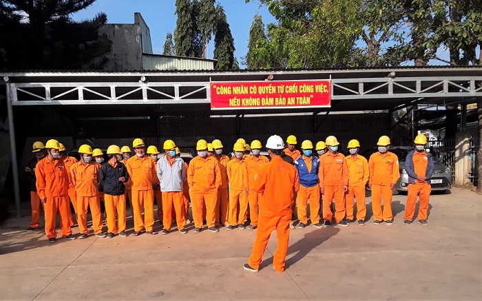 Công ty Điện lực Đắk Nông: Nâng cao ý thức, chủ động phòng tránh tai nạn lao động - Ảnh 2.