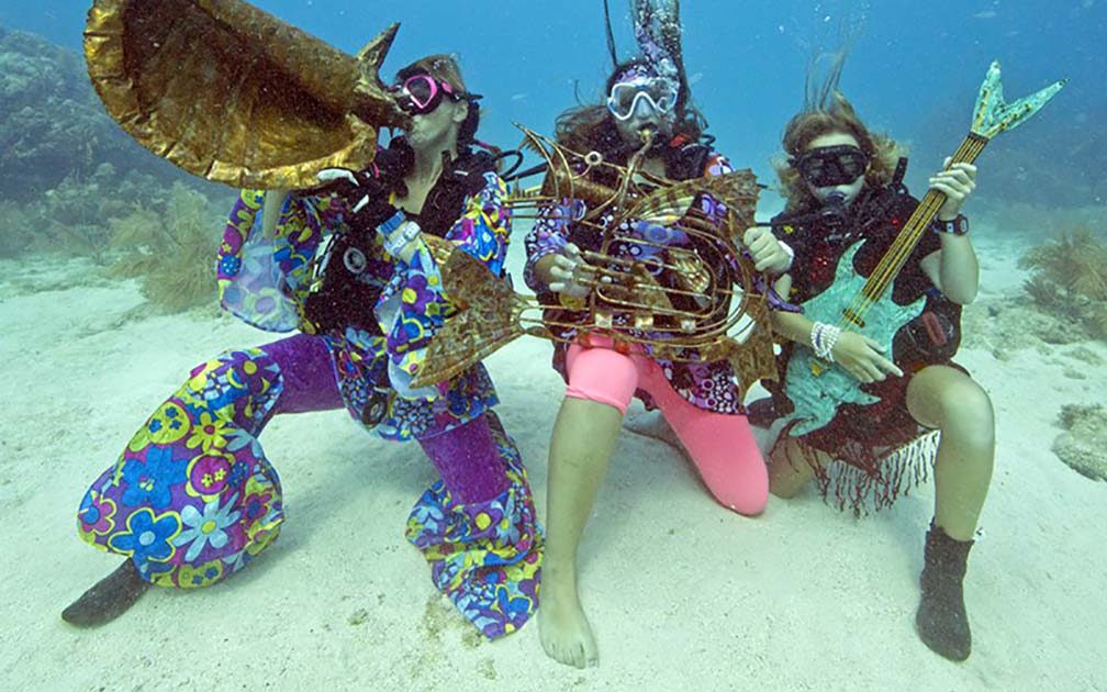 Mỹ: Nàng tiên cá sexy chơi nhạc tại lễ hội biển khiến khách du lịch thích thú - Ảnh 1.