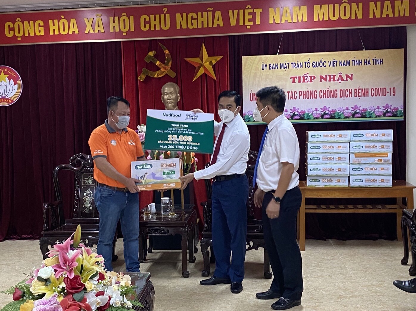 Quỹ Phát triển Tài năng Việt tiếp năng lượng cho  lực lượng chống dịch Hà Tĩnh - Ảnh 2.
