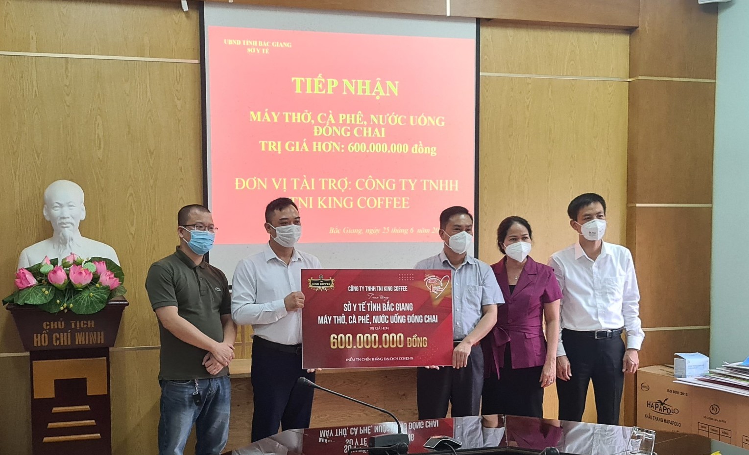 TNI King Coffee trao tặng cà phê, nước suối, máy thở cho y bác sĩ cứu chữa bệnh nhân Covid-19 tỉnh Bắc Giang - Ảnh 4.