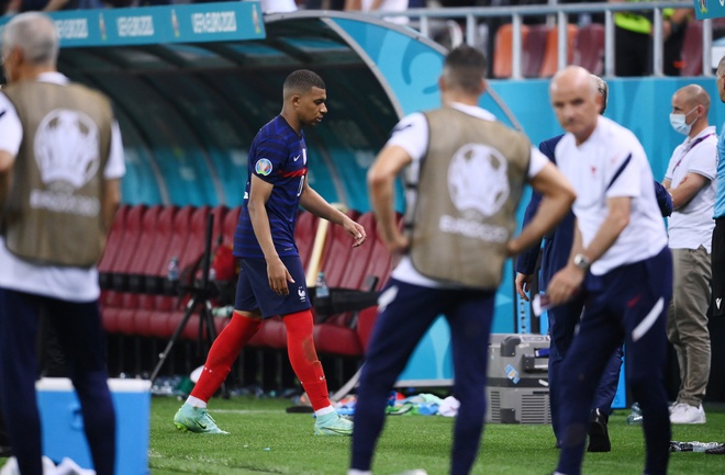 Mbappe lầm lũi đi vào đường hầm sau khi trở thành &quot;tội đồ&quot; khiến tuyển Pháp bị loại khỏi Euro 2020 - Ảnh 3.