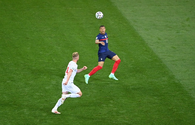 Mbappe lầm lũi đi vào đường hầm sau khi trở thành &quot;tội đồ&quot; khiến tuyển Pháp bị loại khỏi Euro 2020 - Ảnh 6.