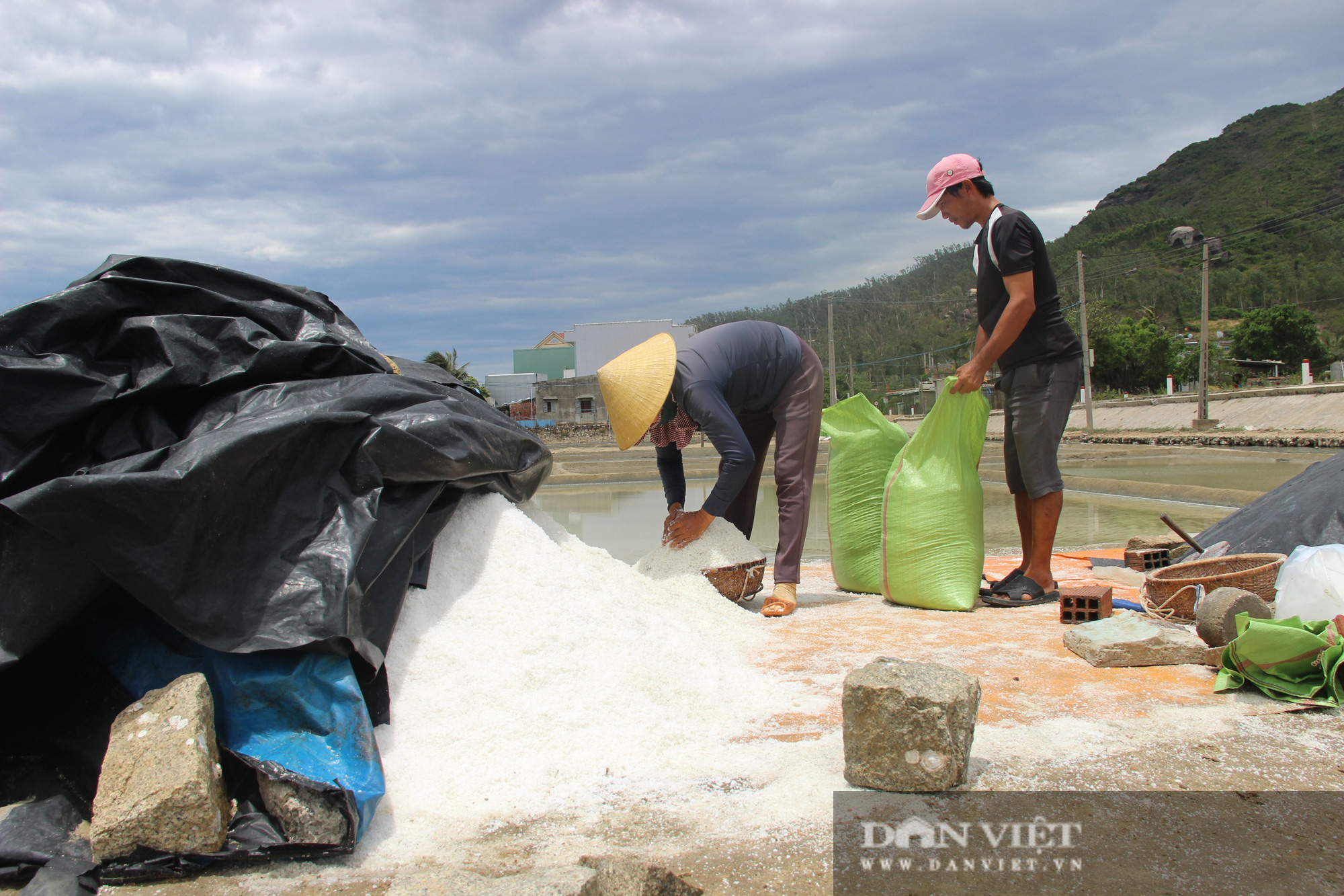 Bình Định: “Mặn chát” đời diêm dân, bán 1kg chưa được 700 đồng - Ảnh 2.