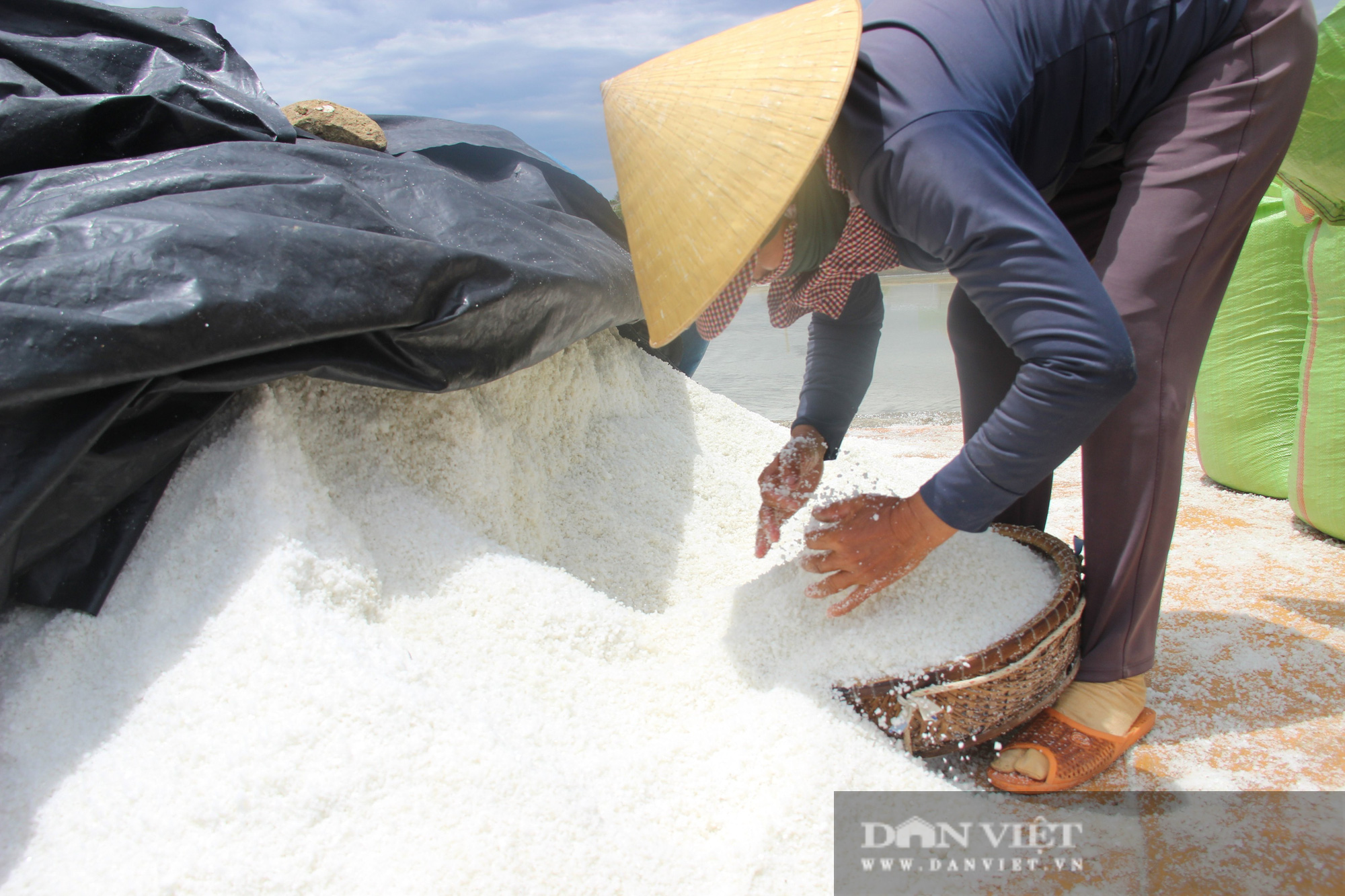 Bình Định: “Mặn chát” đời diêm dân, bán 1kg chưa được 700 đồng - Ảnh 4.