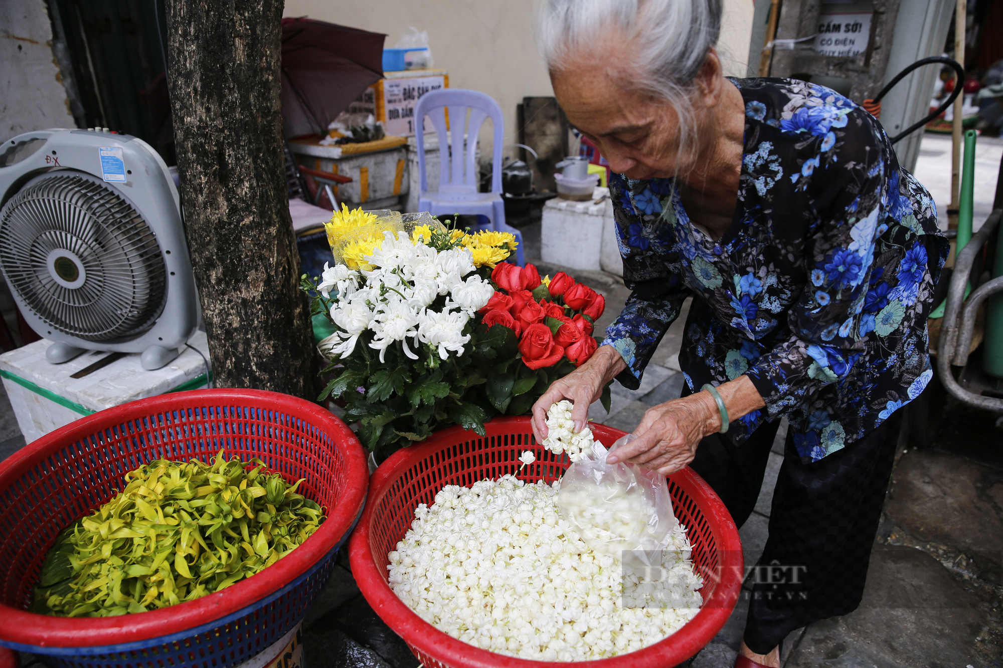 Gặp người bán hoa lễ gói lá cuối cùng tại đất Kinh kỳ - Ảnh 5.