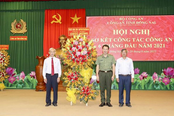 Ông Vũ Hồng Văn, Giám đốc Công an tỉnh Đồng Nai được thăng cấp bậc hàm Thiếu tướng - Ảnh 2.