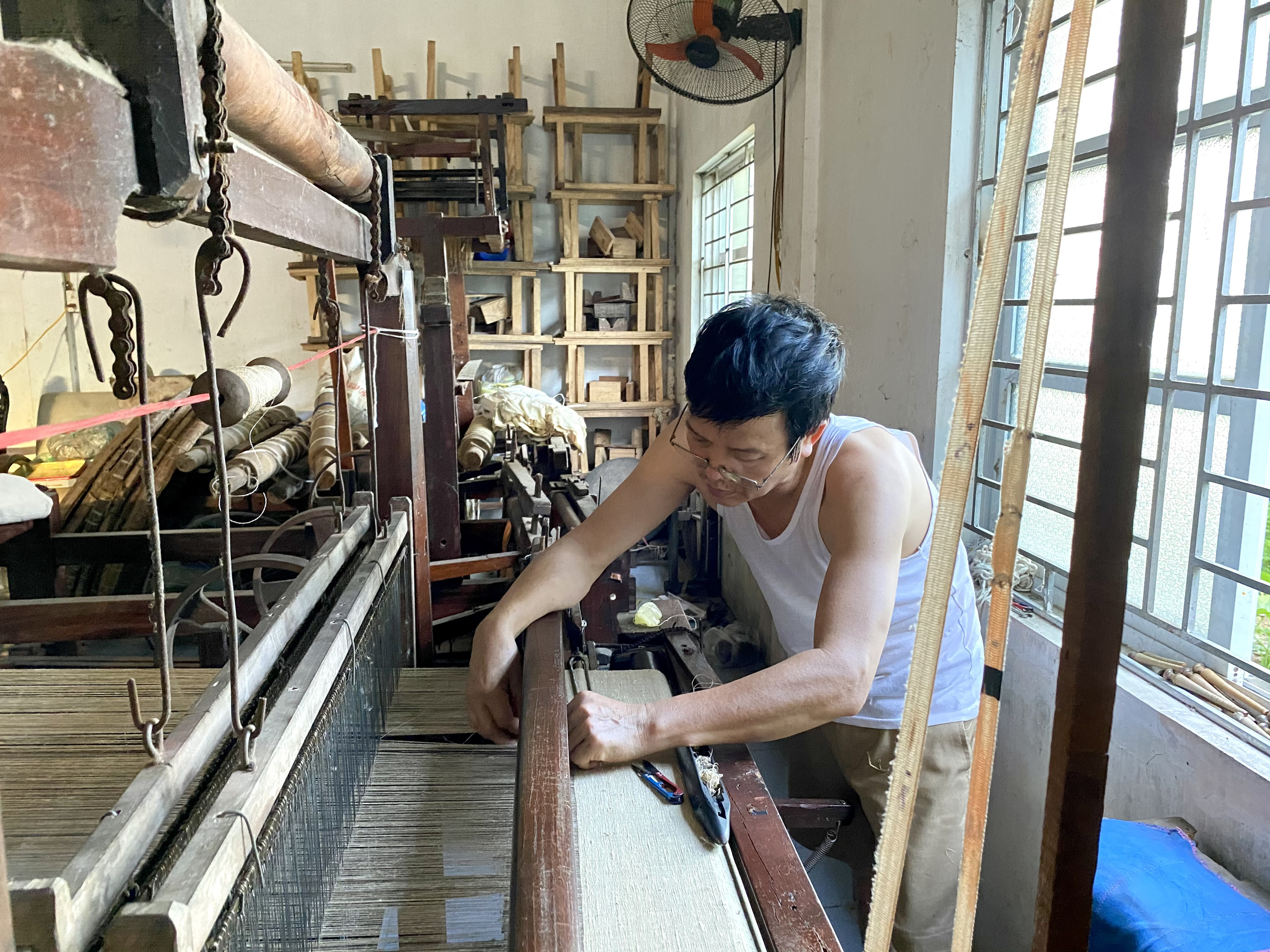 Độc đáo cho tằm tự dệt vải, làng Phùng Xá cố công gìn giữ nghề cổ truyền - Ảnh 4.