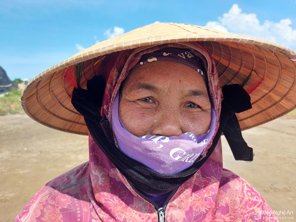 Quần quật làm việc giữa trưa nắng 40 độ C, diêm dân Nghệ An chỉ có thu nhập vài chục nghìn đồng - Ảnh 7.