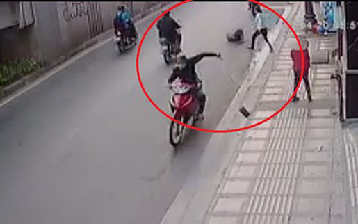 TP.HCM: Hai thanh niên chích điện, đạp ngã xe cô gái cướp tài sản táo tợn