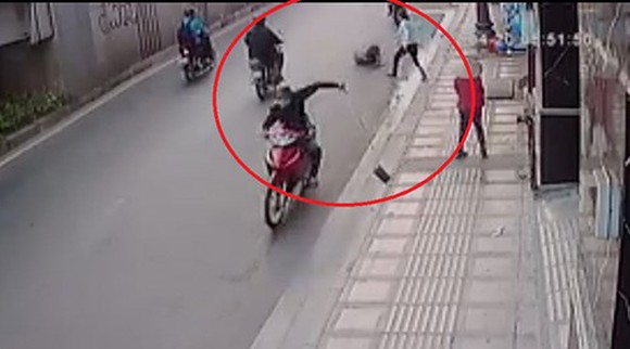 TPHCM: Hai thanh niên chích điện, đạp ngã xe cô gái cướp tài sản táo tợn - Ảnh 1.