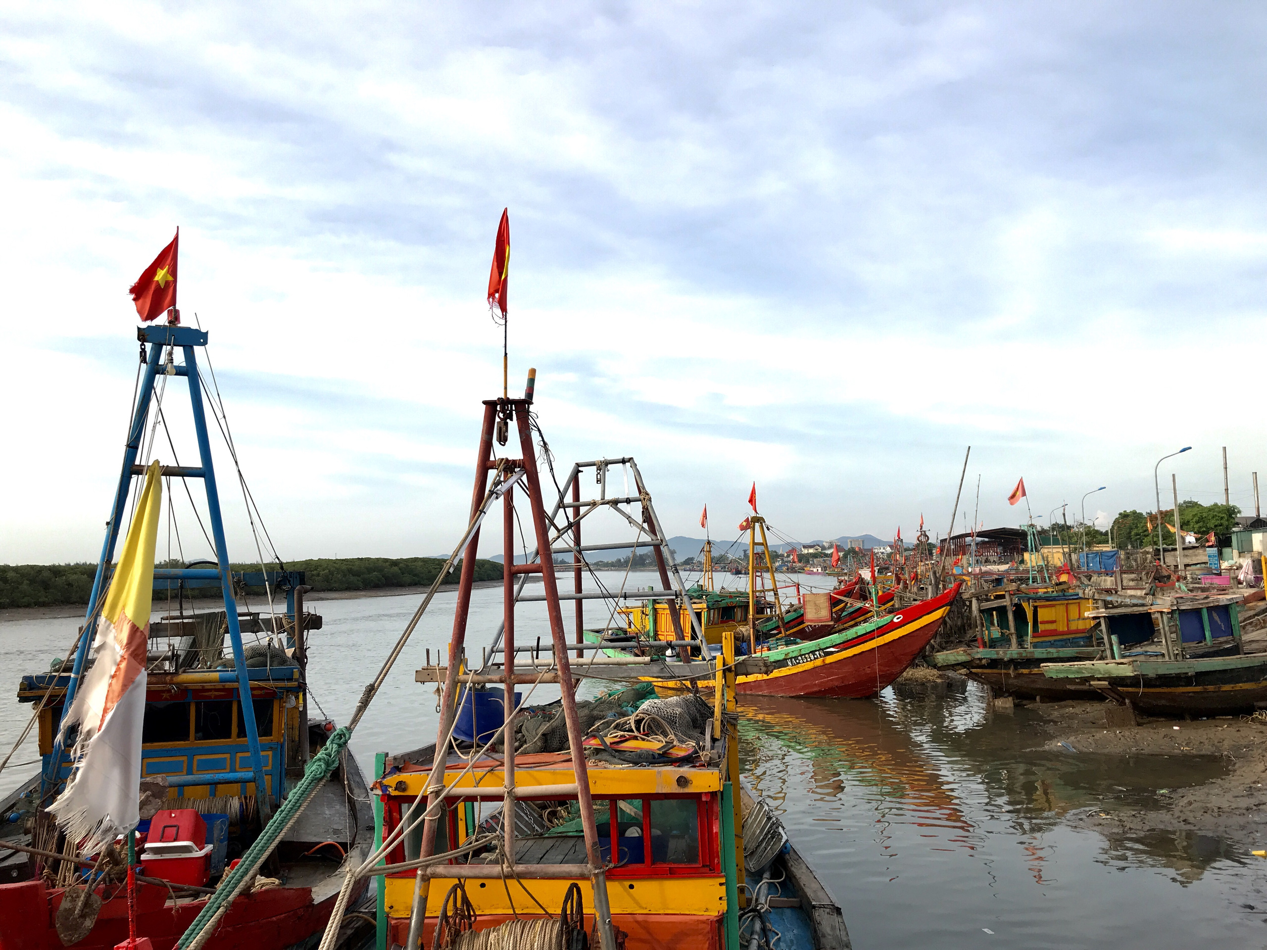 Hàng trăm tàu thuyền ở Nghệ An gác bến vì dịch Covid - 19 - Ảnh 5.