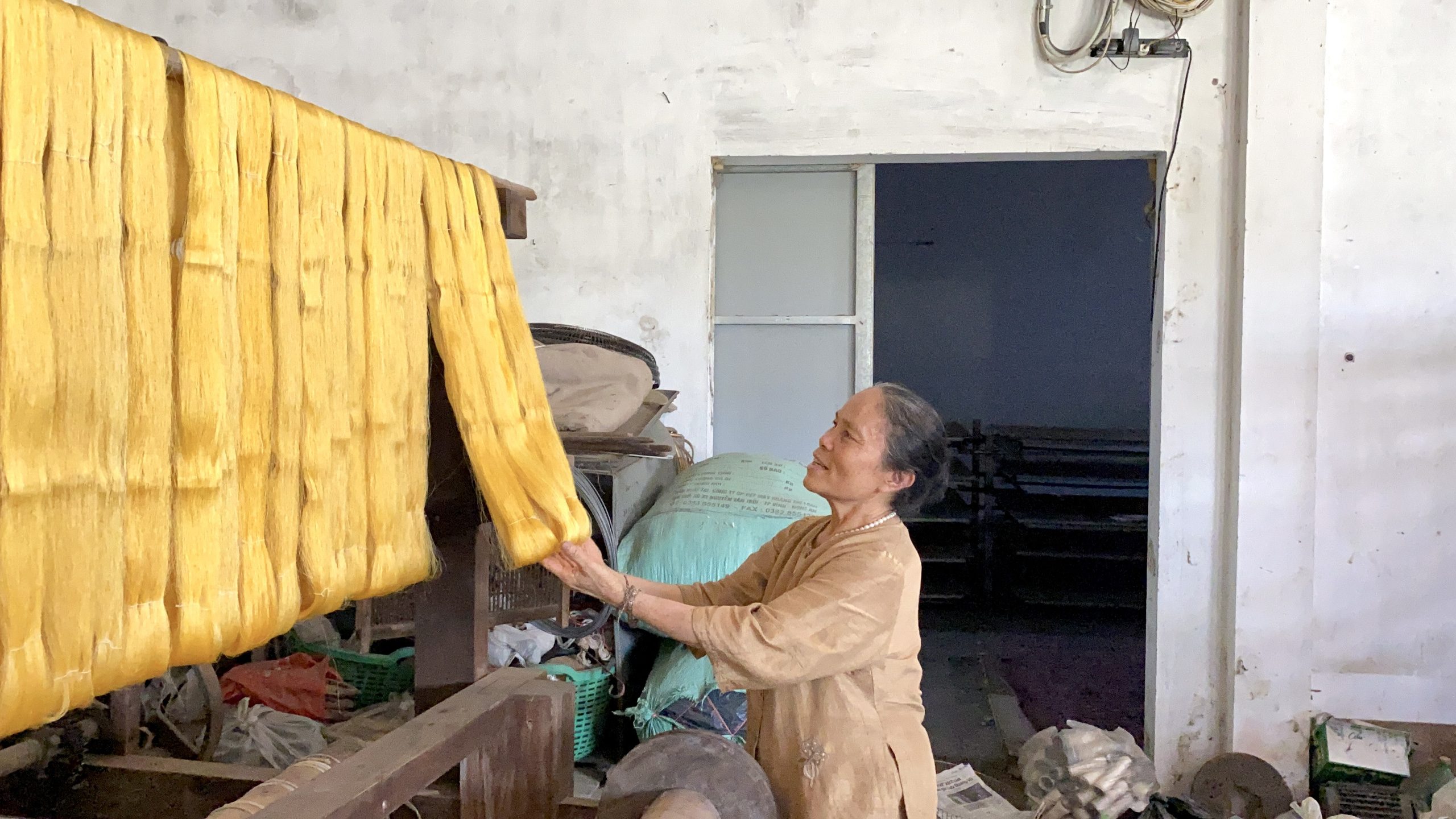 Độc đáo cho tằm tự dệt vải, làng Phùng Xá cố công gìn giữ nghề cổ truyền - Ảnh 8.
