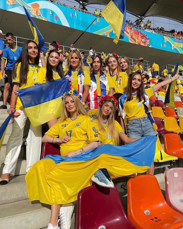 Vợ bầu xinh đẹp của ngôi sao Ukraine cổ vũ giúp đội nhà giành chiến thắng trước Thụy Điển - Ảnh 2.